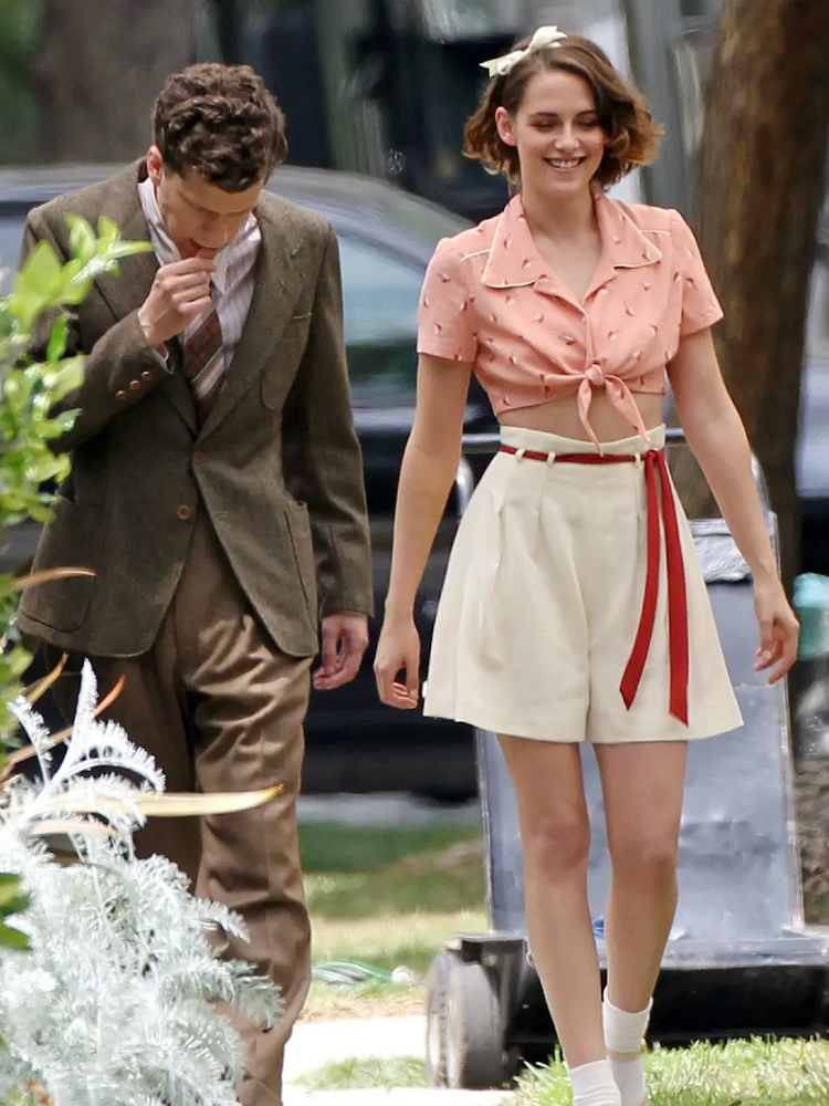 “暮光”女主又换发型！穿粉色露腰装戴蝴蝶结亮相，真有点不适应