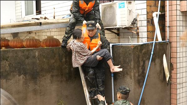 暴雨洪水中逆行的身影守护平安,突发洪水公安消防展开救援工作