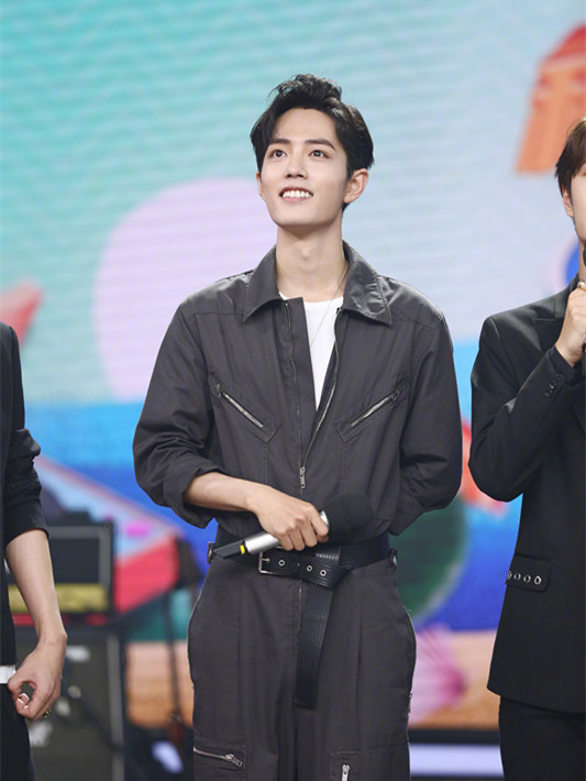 肖战王一博天天向上西装,王一博肖战天天向上初遇同步