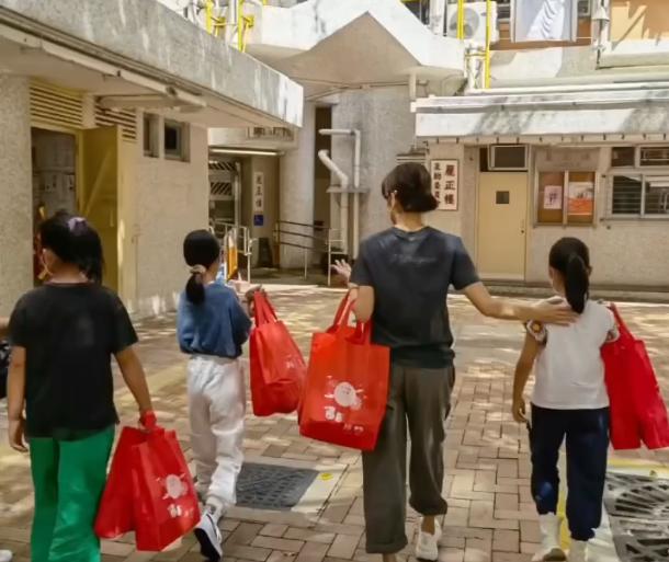 黎姿为双胞胎女儿庆祝一周岁生日,黎姿49岁生日庆生照