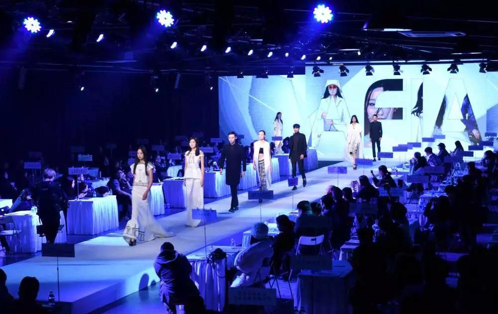 为Burberry拍摄广告，暴走四大时装周，冉冉升起的超模-华依澜