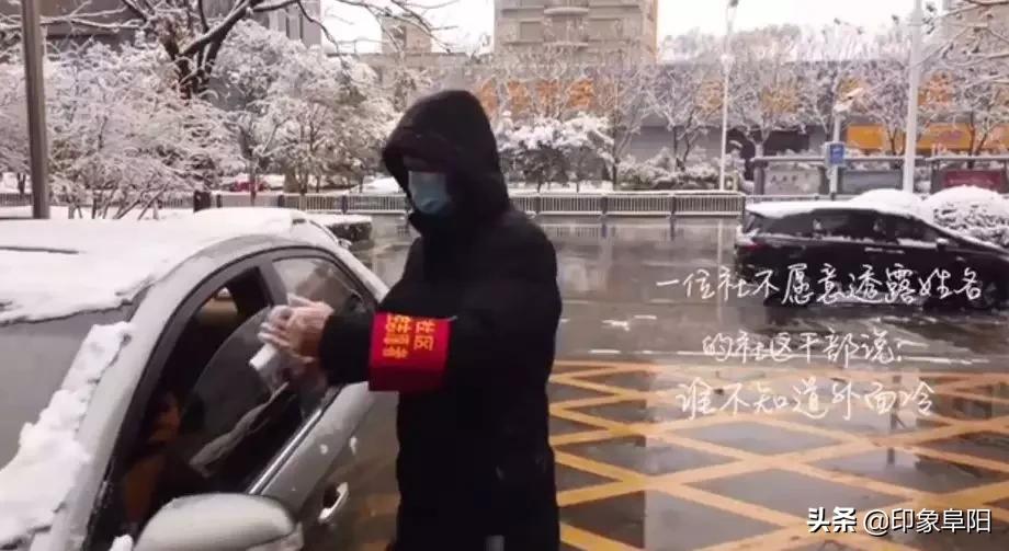 风雪中的坚守致敬一线防疫人,防疫人员路人拍摄