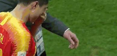 这位39岁国足老将哭的那一瞬间，多少球迷为之流泪，他真的尽力了