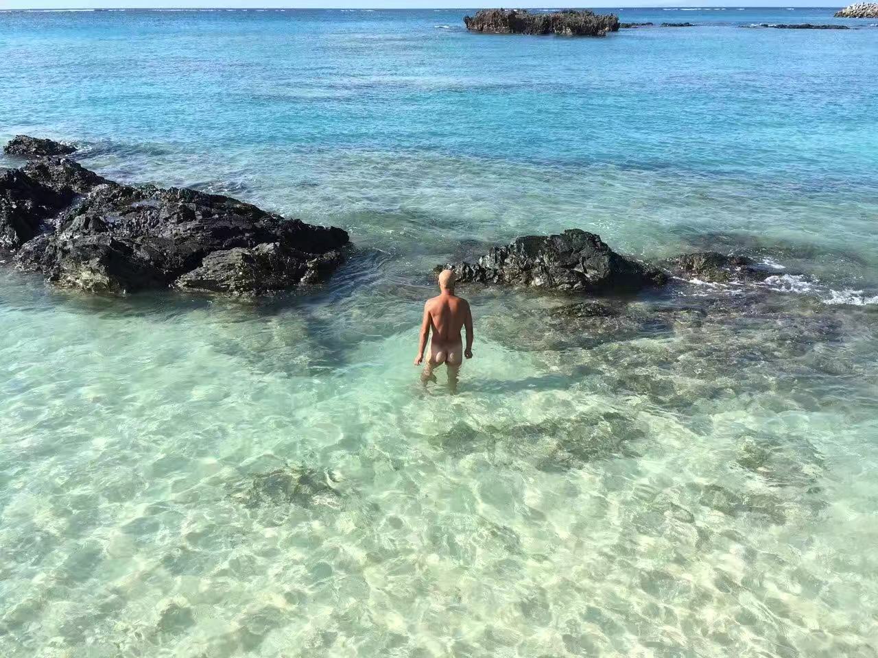 从裸奔大叔到“勇闯天涯”设计师，退休后他在海边给自己盖房子