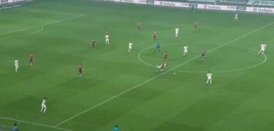 尤文门将成为大漏勺，韩国人疯狂庆祝，C罗在场下目瞪口呆