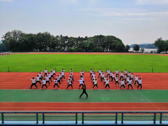 体育学院展飒爽英姿扬青春风采,体育学院朝气蓬勃