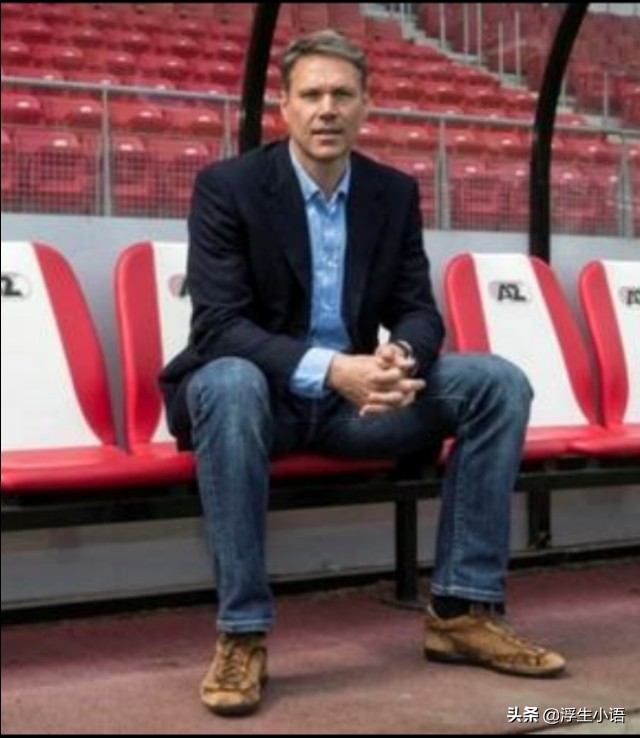 支点中锋踢前腰,足球支点中锋的位置和打法