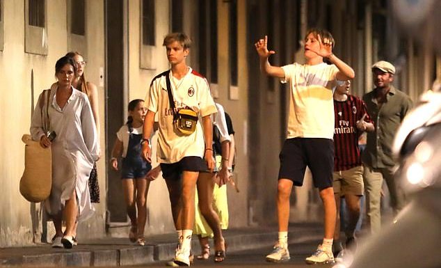 8岁的小七比妈妈还会穿了？这条蓝色Zara露肩裙秒售罄，大姑娘啦