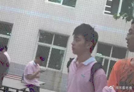 邓伦高中照曝光，眯眯桃花眼果然真校草，谁注意同桌颜值更逆天