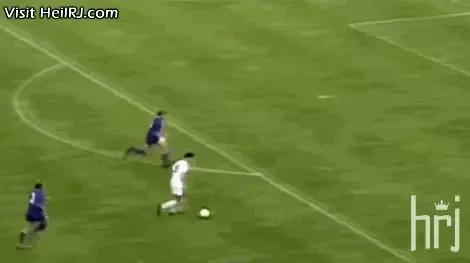 支点中锋踢前腰,足球支点中锋的位置和打法