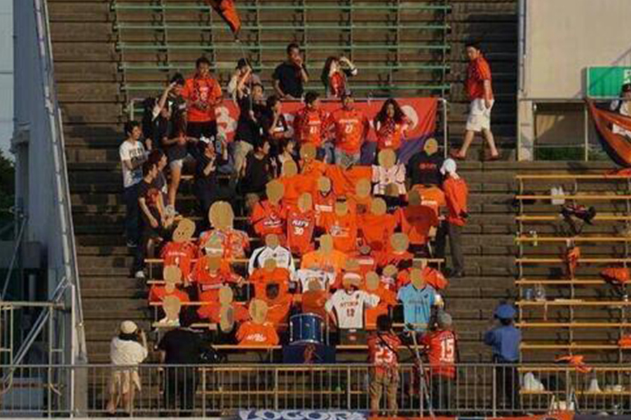 满场球迷却没人欢呼？原因也不奇怪，“纸片人”球迷可没法鼓掌