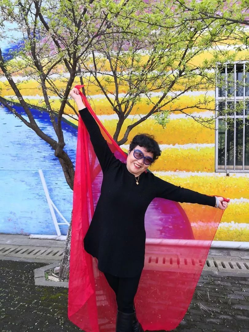 中国大妈旅游标配动作合集,中国大妈旅游拍摄姿势