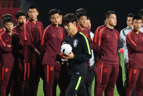 最新进展：韩国球员*辱侮**奖杯，真的是国足技不如人吗？