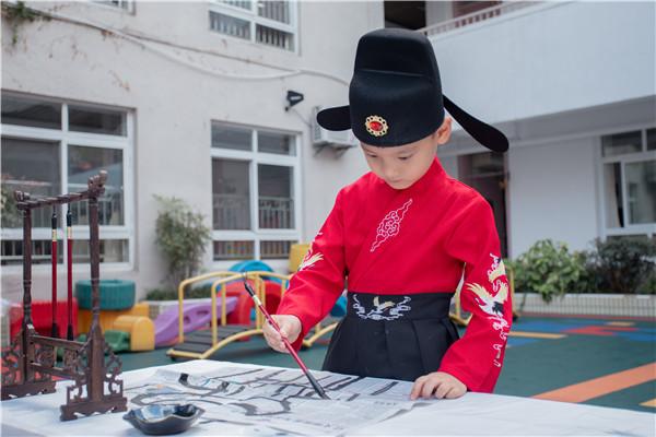 笔墨纸砚润童心，书香画韵趣国庆节：合肥市宿州路幼儿园迎国庆节活动