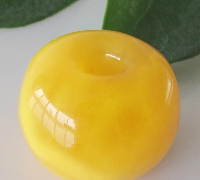 蜜蜡假的和真的区别在哪里,一招分辨蜜蜡真假和种类