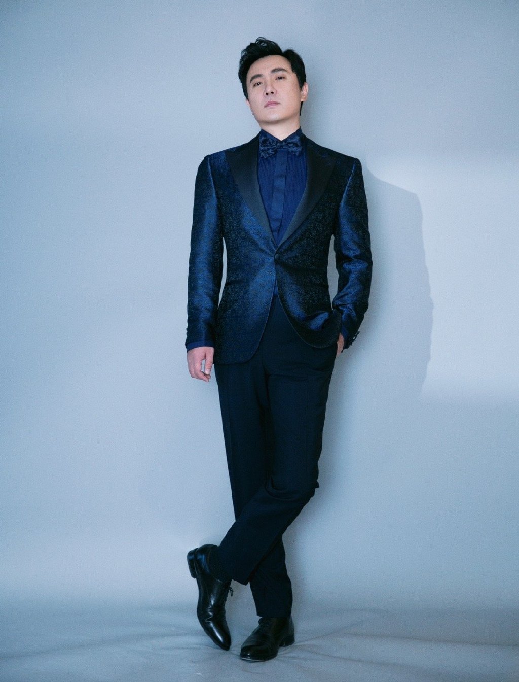 油腻大叔发型2020流行发型,40岁大叔雅痞风格侧背小卷发型