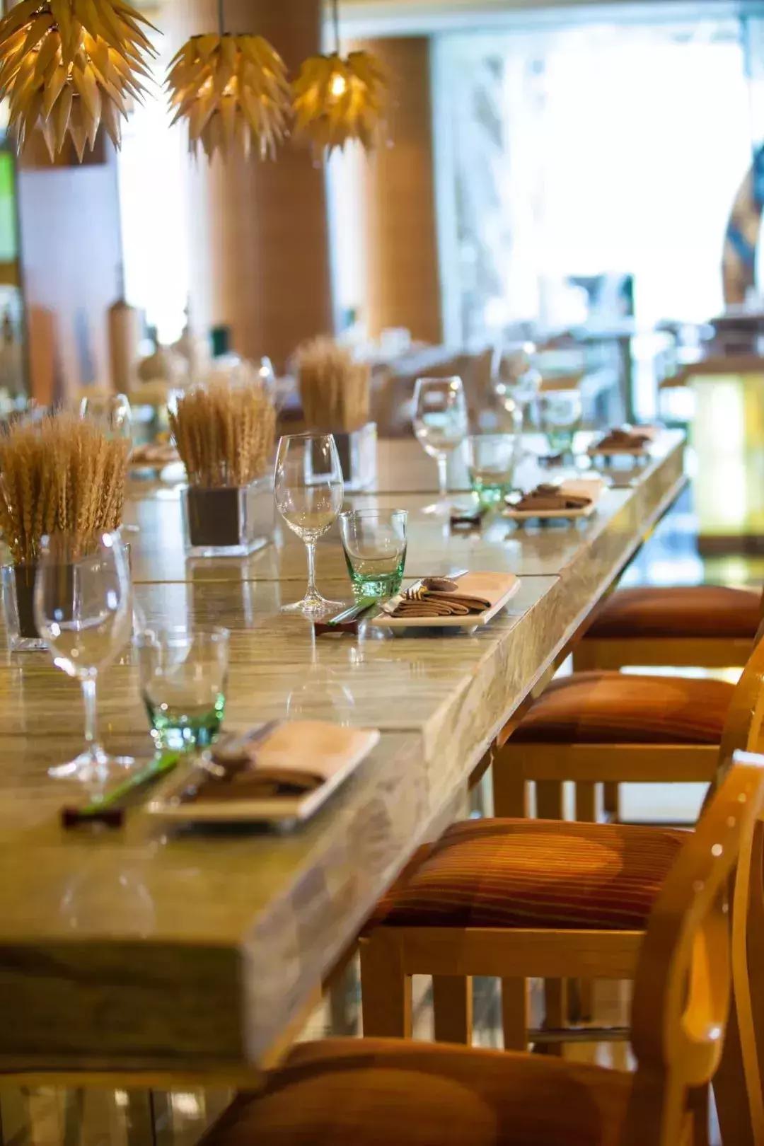 4人同行送活鲷鱼！谷饲牛排+海鲜刺身甜品！豫园酒店自助餐升级