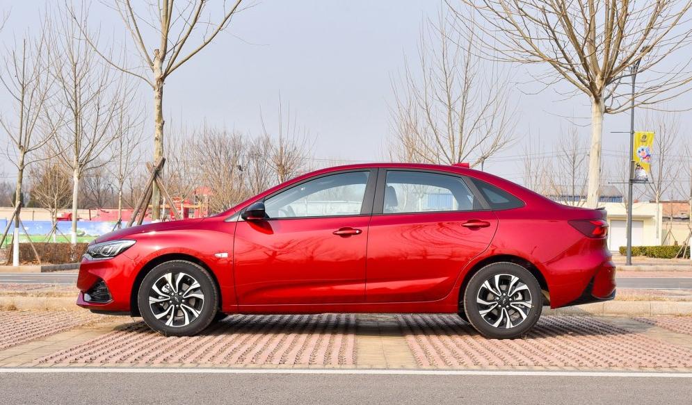 这合资车全系国六，四轮独悬，配车侧预警+电动座椅，已跌破十万