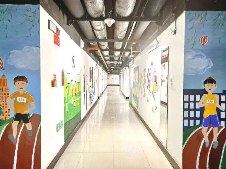 西安地铁青年制作手绘墙车站设备区刮起“全运风”