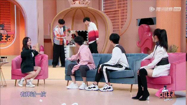 让男明星帮忙化妆，是巨大福利还是*男美**陷阱？