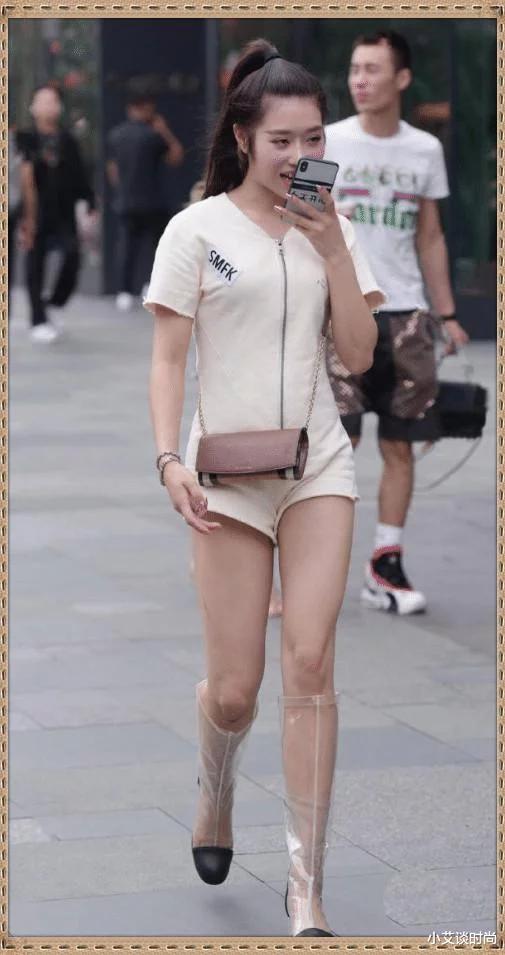 连体衣加透明雨鞋，美女是去逛街还是捕鱼