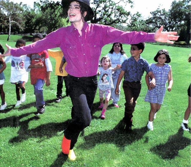 很像迈克尔杰克逊的小男孩,永远的孩童迈克尔杰克逊