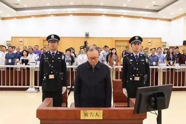 东方时评丨王保安受贿“收儿子”，贪官为何总能刷新你的三观？