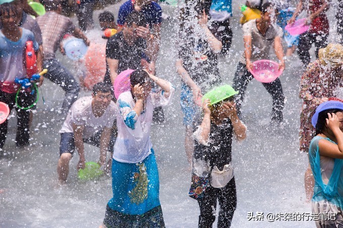 西双版纳泼水节攻略,西双版纳傣族泼水节和广西泼水节