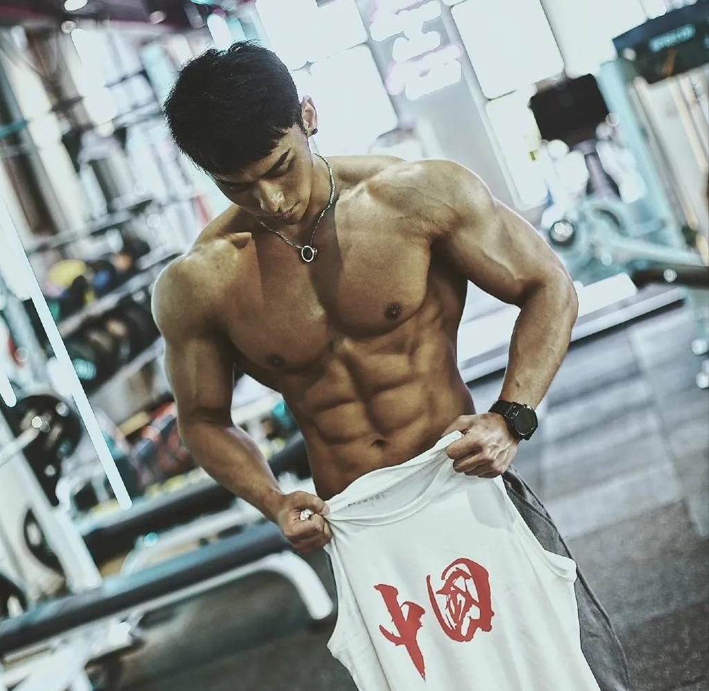 正太脸金刚身，36岁重庆小伙的肌肉身材太惹眼，保养的太好了