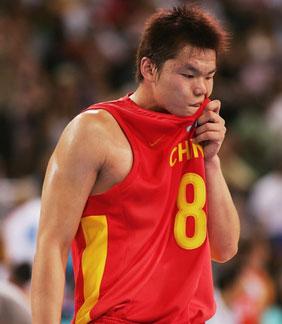 朱芳雨中巴斗殴事件全场回放,中巴男篮朱芳雨打人原视频