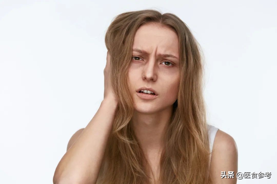 让张文宏“一直没有想明白”的黑眼圈问题，大概是这样的