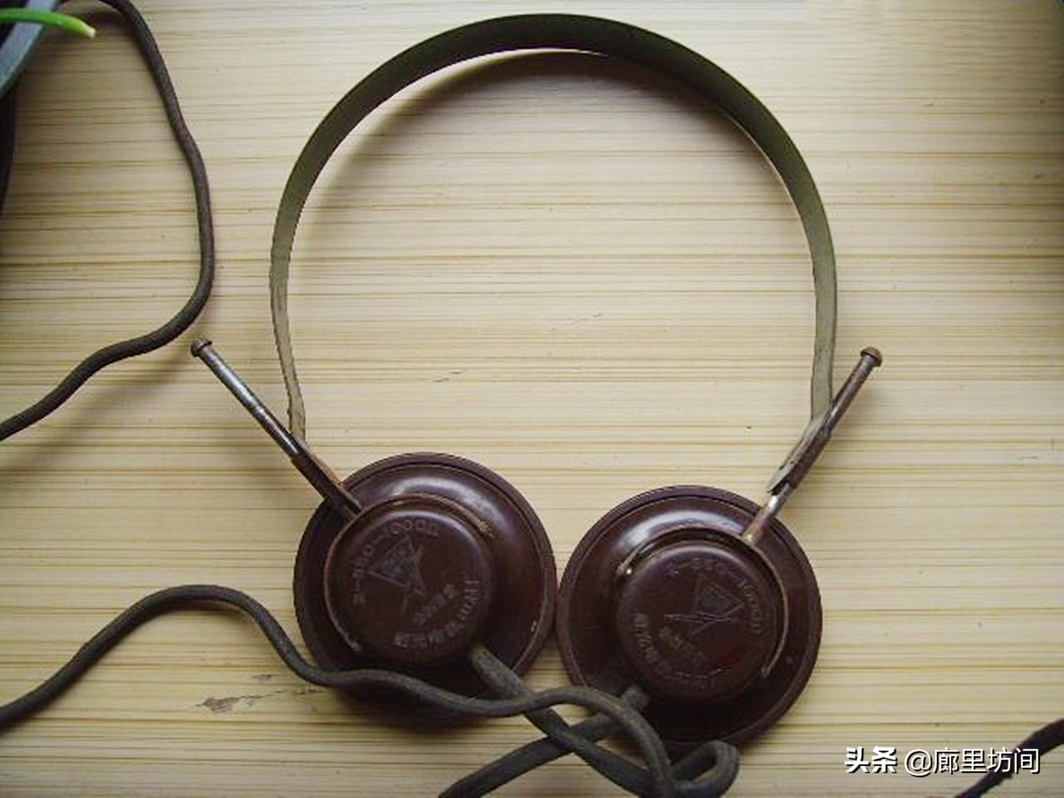 80年代老物件在墙上挂着的收音机,60年代收音机老物件