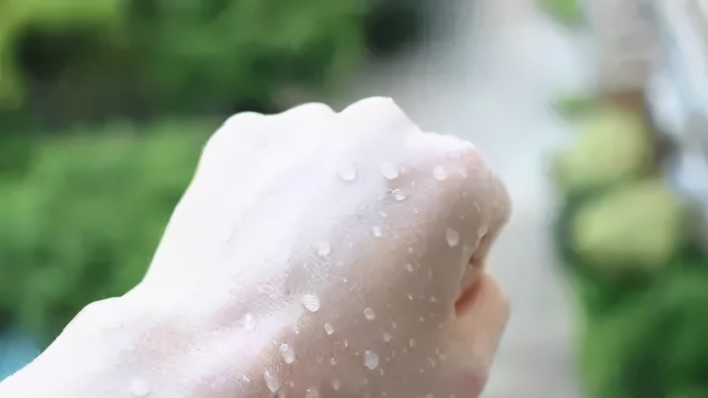 涂护肤品和防晒霜正确步骤,男士防晒霜怎么用正确步骤