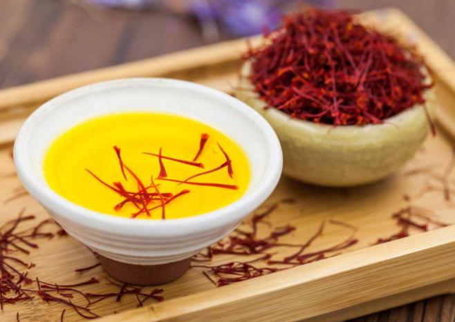 藏红花开花样子,藏红花有开黄色的花吗