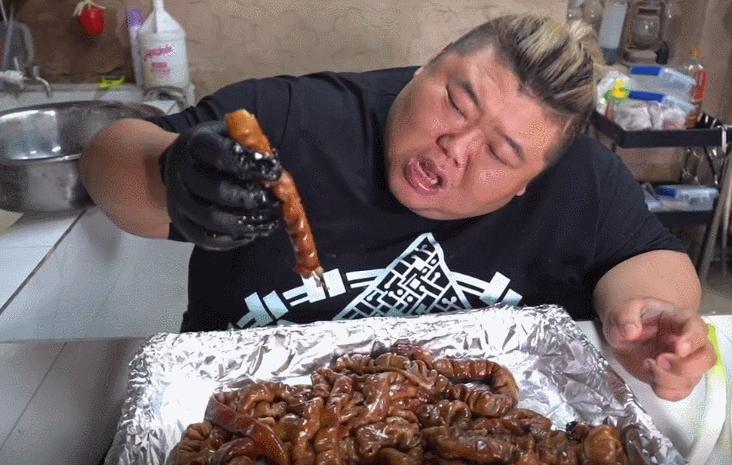 600斤胖猴仔呼吸困难还吃，猪大肠一口一根，洗洁精都往锅里煮