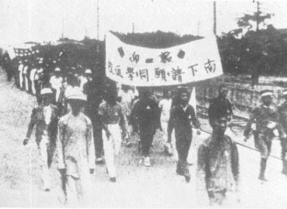 1934年，一个浑身恶臭的乞丐来到瑞金，趴在地上喊：我要找周恩来