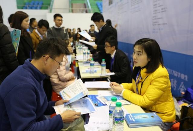 “我买了一双200元耐克鞋”，失去助学金，贫困生不配有好生活？