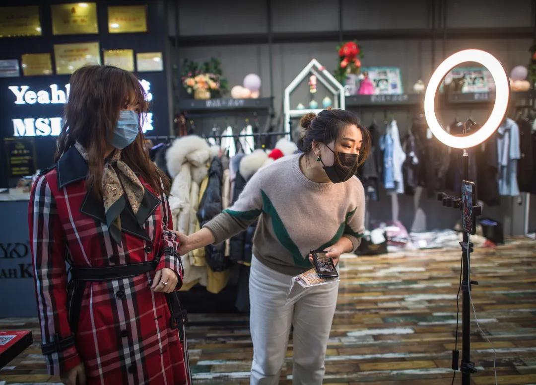 智联story|汉口北品牌服装城里的尾货“生意经”