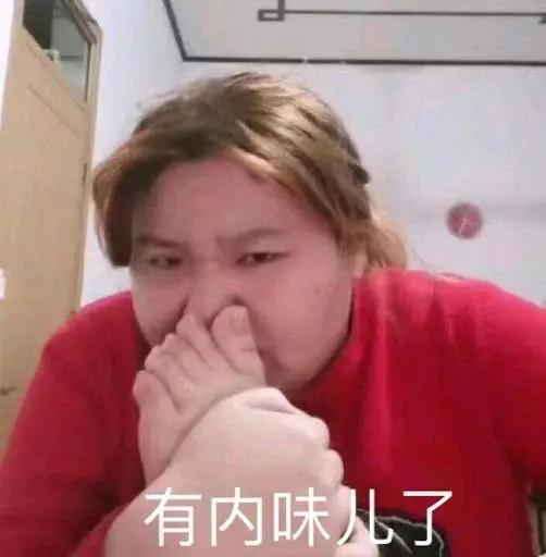 别骂了！靠放屁，抠鼻，舔葱走红的“郭老师”，其实挺可怜的