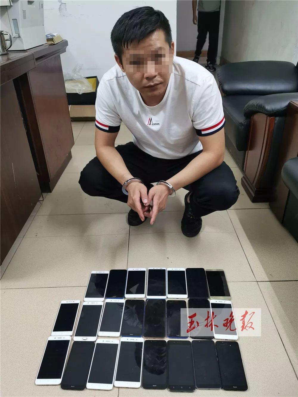 男子请教亿万富翁发财之道,一男子结账欲用手法骗钱