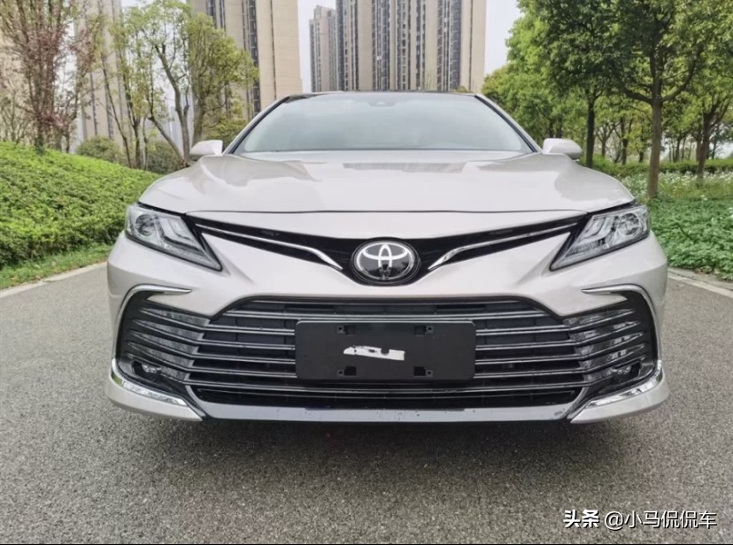 28岁了喜提新车凯美瑞,凯美瑞2.5g豪华版与迈腾330豪华