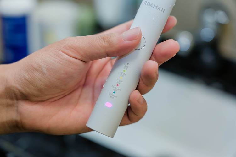 罗曼电动牙刷怎么使用,罗曼电动牙刷刷头怎么取下