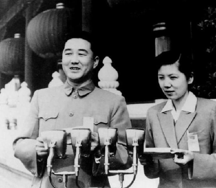 车牌号小细节泪目，穿越70年，来看开国大典背后的故事