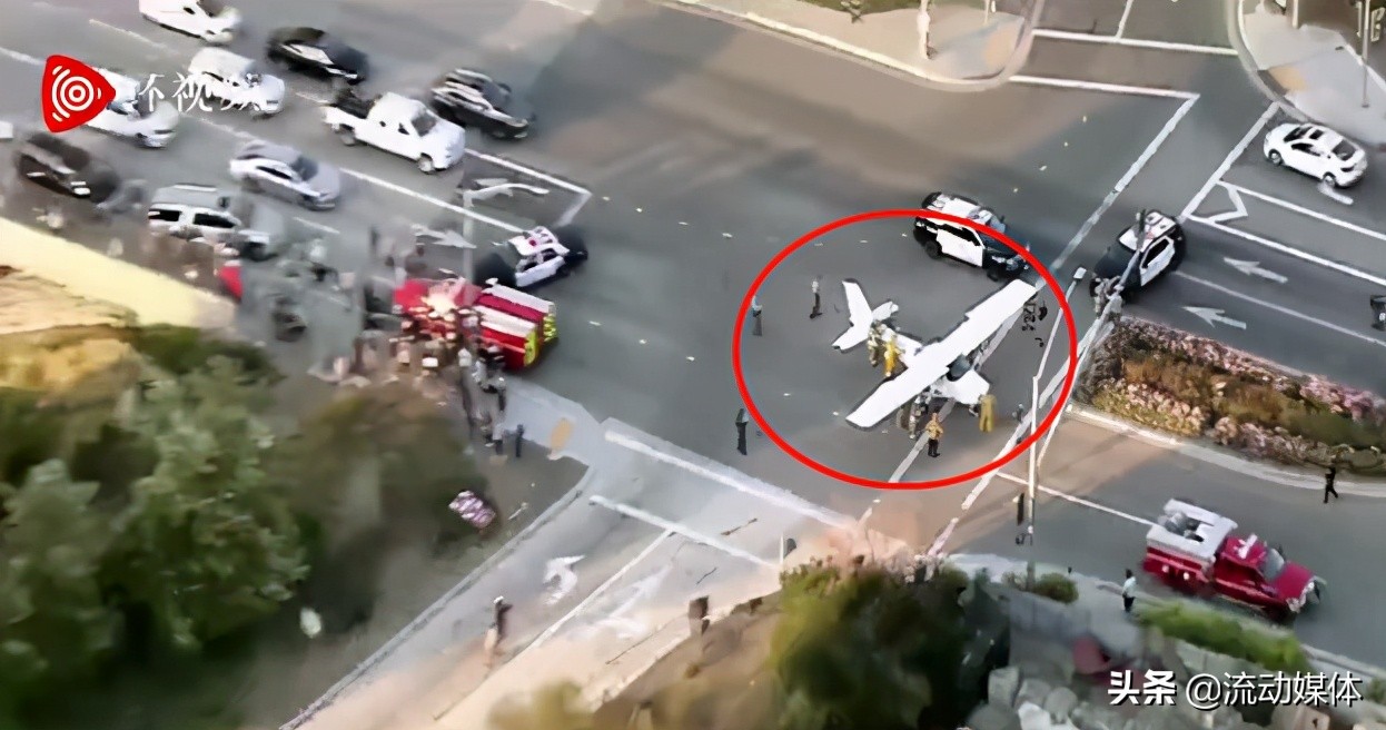 喜剧演员扮“超人”用手拦汽车，表演失败撞到踉跄丨趣观世界