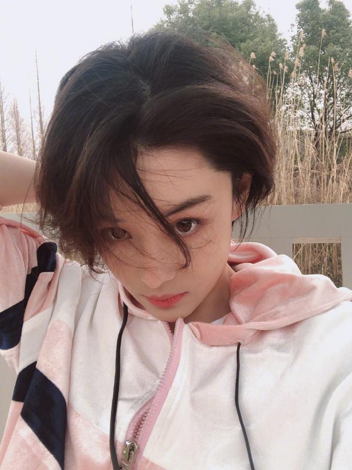 张馨予穿白色风衣尽显飒爽英姿,张馨予穿衣风格变了