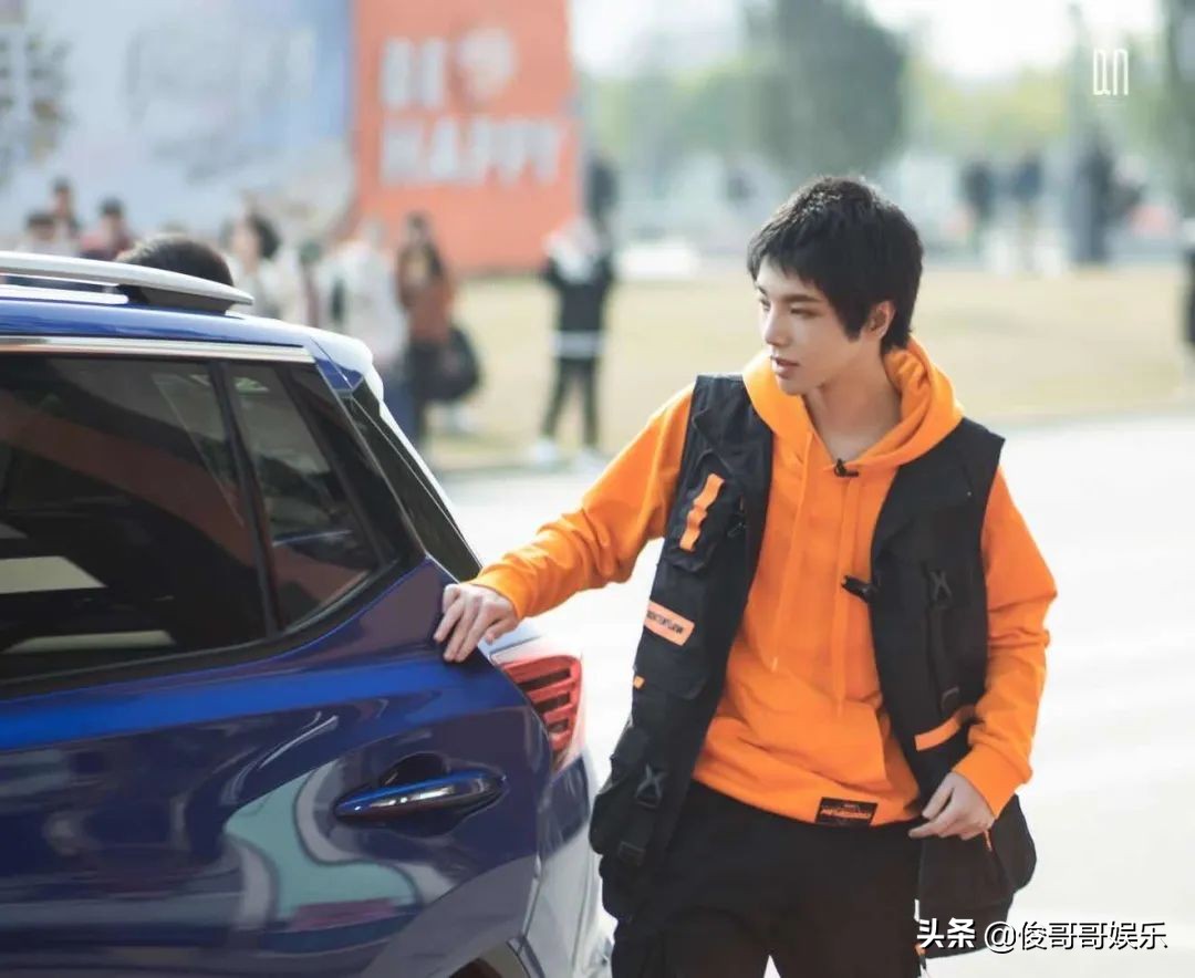 李宁官宣华晨宇为全球代言人,华晨宇代言李宁的是哪个系列