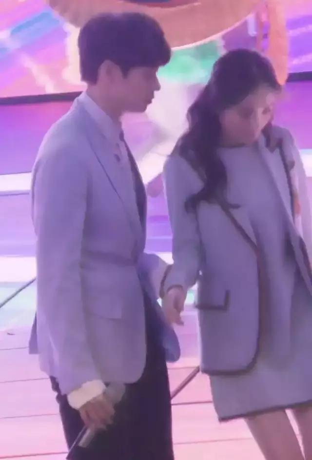 魏大勋杨幂亲密照,魏大勋和杨幂同回酒店举止亲密