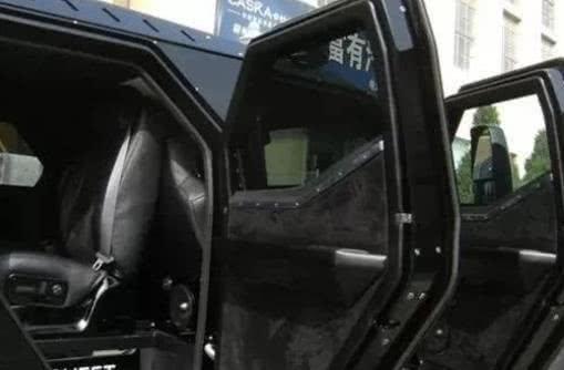 1600万“黑骑士”去洗车，一看车身，洗车工直呼：洗不了