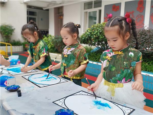 笔墨纸砚润童心，书香画韵趣国庆节：合肥市宿州路幼儿园迎国庆节活动
