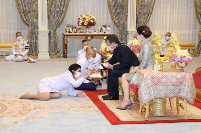 68岁泰王下跪视频,68岁泰王罕见下跪